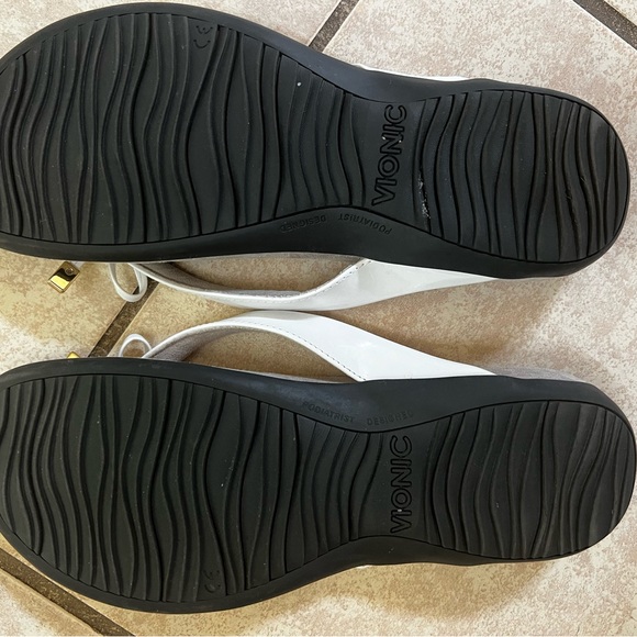 Vionic Bella sandal. Size 9. White flip flops. - Picture 3 of 4